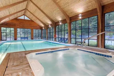 Image de 2 Comfortable Units Close to Ski Sapphire Valley! Pool, Gym, Free Parking