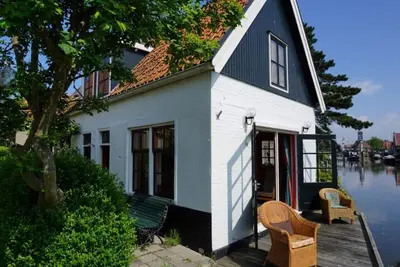Image de Votre maison au bord du canal frison