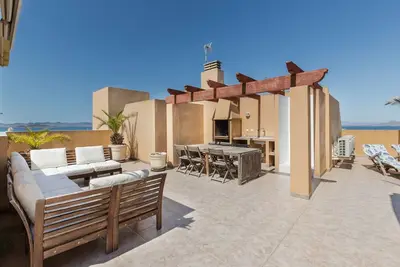 Image de Penthouse de luxe avec vue sur la mer, près de la plage, avec piscine partagée