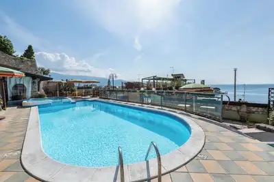 Image de Hôtel Appartement 'Gardasol Romantic 2 Vista Lago' avec vue sur le lac, piscine et Wi-Fi