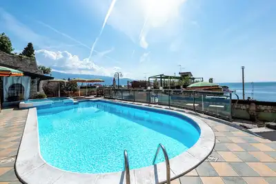 Image de Hôtel Appartement \"Gardasol Romantic 1 Vista Lago\" avec vue sur lac, piscine et Wi-Fi