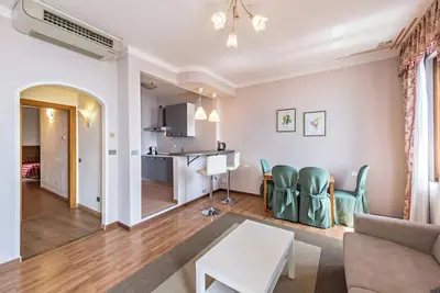 Image de Hôtel Appartement 'Gardasol Superior 2 Vista Lago' avec vue sur le lac, piscine et Wi-Fi