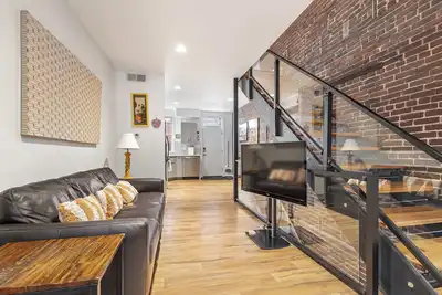 Image de Walkable to two of Pittsburgh's hottest neighborhoods. Free Off-Street Parking.