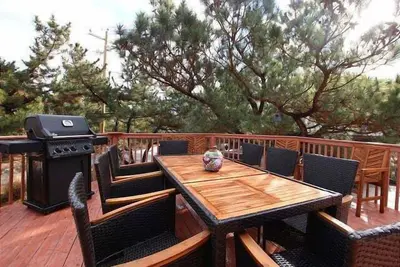 Image de 3+ Night Rentals Allowed - Large Pet Friendly Home with Fenced-In Back Yard