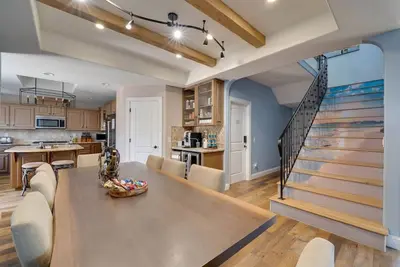 Image de Hillside view with hot tub