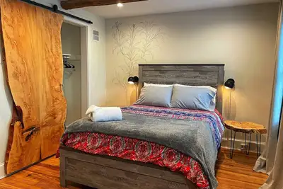 Image de Row-home 3min drive to Central Market, Office, Patio w/ Fire Pit, Artistic Accents