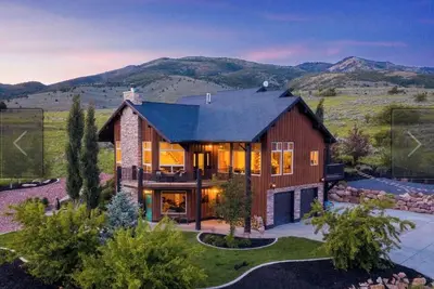 Image de Belle 4 Bd, 3. 5 salles de bain, maison de montagne de luxe avec une vue imprenable.