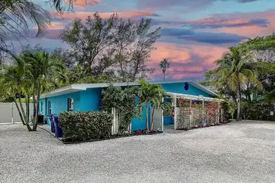 Image de Charming Ground Level Resort Style 3 units Condo  of a Triplex- unit A