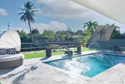 Image de Kick back and relax in this calm, stylish and luxurious 3 bedrooms heated pool home