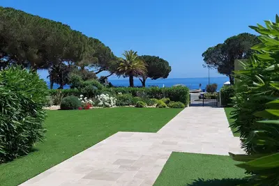 Image de Très bel appartement avec jardin à 60 mètres de la plage et du port