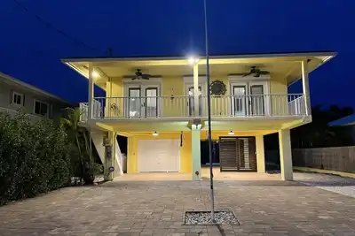 Image de Pristine Isalamorada canal front home with pool and boat dock