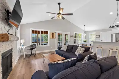 Image de Lakefront Retreat: Kayaks, Dock, Fire Pit & Grill