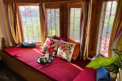 Image de A cozy 2 bhk, drive in, private apartment very close to the main Mall