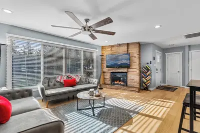 Image de Bespoke Bungalow on Forest w/Ac, Fully Fenced Yard, W/D, 4 Smart TVs, Fast WiFi