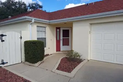 Image de Courtyard Villa with gas golf cart located between two Town Squares!