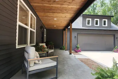 Image de The Lodge at Warren Woods! Modern Lodge in the Woods-near Lake Michigan!