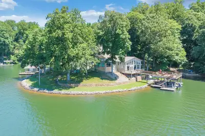 Image de Lakefront 600 ft shore with beach & 28x28 ft deck, 4 King & 3 Twin beds for 11