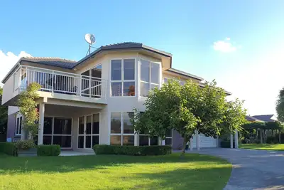 Image de Large & Luxurious Family Home in a Private and Peaceful area