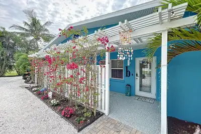 Image de Charming Ground Level Resort Style 3unit condo unit B a few steps from the beach