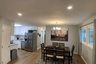 Image de Home away from home. Minutes away from everything.