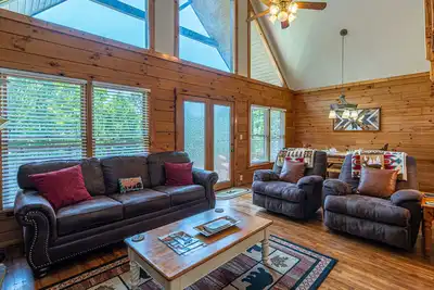 Image de 🌲Comfy Cozy Hilltop Cabin🏡 Hot Tub🔥Fast Wifi ☀️View 🌙Quiet ✨Near Dollywood