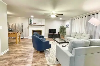 Image de Decatur's Cozy Family Charm with Modern Touches