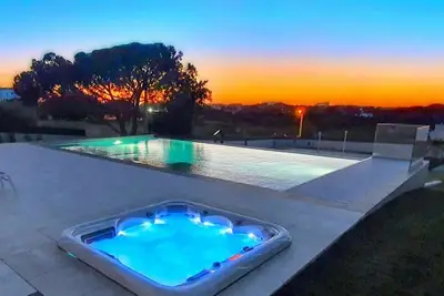 Image de Sky Villa by Laranjal Rentals