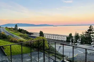 Ocean Oasis! Unbeatable view, top-floor apartment above Boulevard Park!