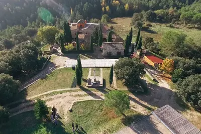 Image de Forteresse médiévale hôtel dans la forêt