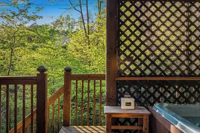 Image de Blissful Tranquility-Small Fenced Yard-No Steep Roads-7 Min to Dollywood