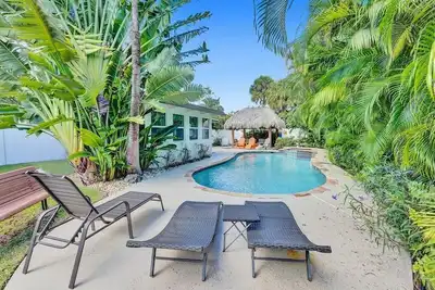 Image de Private heated Pool, 6 minute walk to the beach and shopping