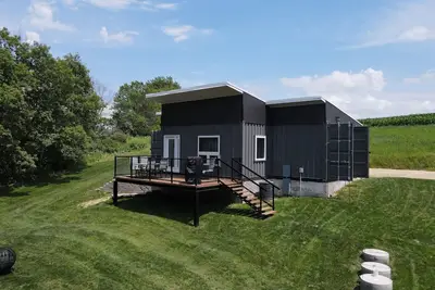 Image de Quiet countryside shipping container home. Relax or enjoy outdoor recreation