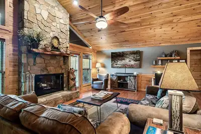Image de Private Luxury Cabin 4bd/4ba, Games, Firepit, HotTub, Wow Views, 5min to Parkway