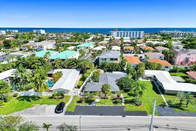 Image de 6 min walk to the beach and shopping. Private backyard!