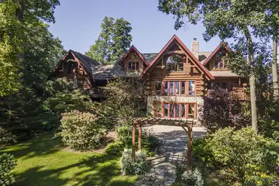 Image de Log Cabin Mansion fronting Strawberry and Bass Lake with large oversized suites.
