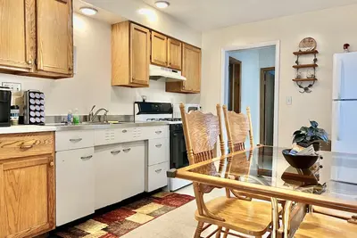 Image de Quaint 2 bedroom apartment. 5 minute walk to down town Close to local bike trail