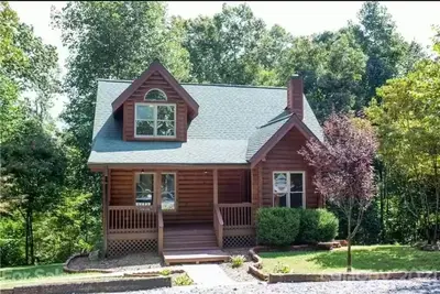 Image de Cozy cabin in private gated community with Hot Tub!