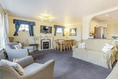 Image de Spacious property and stunning sea views in great location.