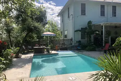 Image de Stylish Cozy Urban Oasis In Downtown Taylor With Pool