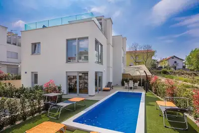 Image de Villa moderne Moderna avec piscine chauffée, bain à remous et sauna
