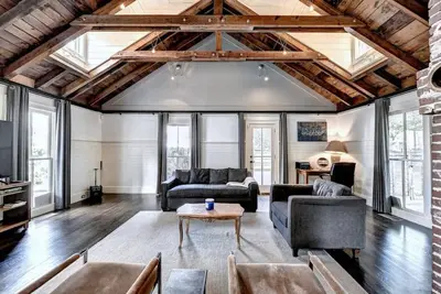 Image de Modern Farm house in heart of the City- Sleeps 12