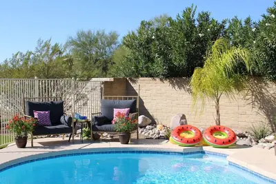 Image de Family Oasis! Pool, hot tub, firepit, bikes! Near Np!