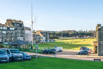 Image de Superbly located St Andrews 2 bedroom apartment. Beach and golf close by!