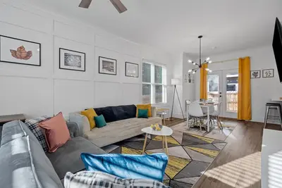 Image de 5 min Downtown Duke Dpac, Free Parking, Fast Wi-Fi, 120+Tv Channels