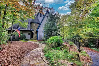 A Story Book Setting on the Horsepasture River! - River Falls