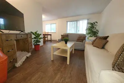 Image de ✅Minutes to Rogers Place✅️ 4+ beds✅️124 Street Arts Area✅️West Central Location