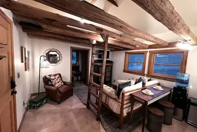 Image de Small cabin on private 400 acre mountaintop farm!