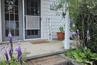 Image de Offer discounts! Country home sitting between 2 mountains