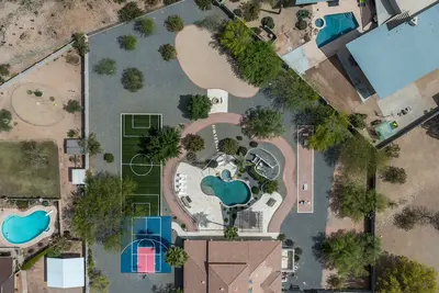 Pickleball, Cornhole, Basketball Court! Tons of space at Paradise Heights Retreat
