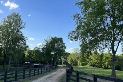 Image de Escape to Our Serene Farm Cabin, Surrounded by Beautiful Rolling Pastures! <br>
